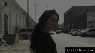 GenderXFilms - Transzvesztita fiatal lovagol