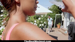 TheRealWorkout - barna gyönyörű fitness vlogger videója