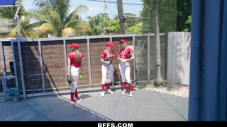 BFFS - Baseball ruhás csajok közösülni is tudnak