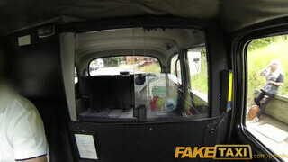 Faketaxi - szőrös pinájú milf szuka hancúrozik egyet