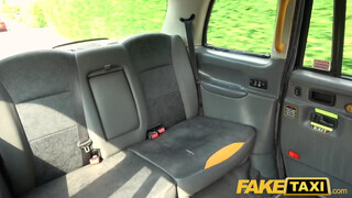 Fake Taxi - Rhiannon Ryder hímtagot akar a fenekébe