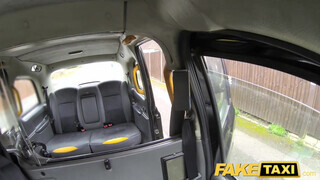 Fake Taxi - Érett nő megkettyintve a hátsó ülésen