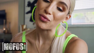 MOFOS - Abella Danger szőrös cunija megkúrelva