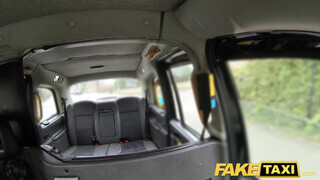 Fake Taxi - ausztrál lány a szabadban is kedveli csinálni