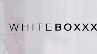 WhiteBoxxx - selymes bőrű fekete szuka