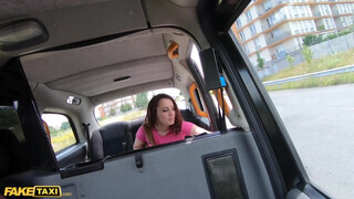 Fake Taxi - Maya B megkúrelva a hátsó ülésen