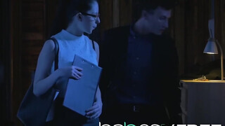 Rebecca Volpetti termetes pélót kap a popsijába