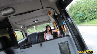 Fake Taxi - Csábító latin amerikai kis csajt kúr a taxis