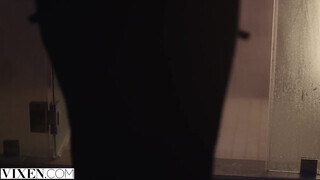 VIXEN - Allie a csinos világos szőke milf