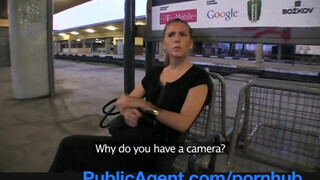 PublicAgent - vonatra váró szomorú csajszika