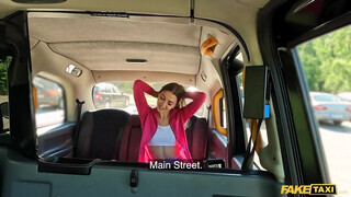 Fake Taxi - Sportos pipi megkúrva a taxiban