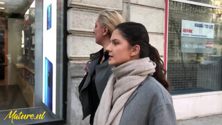 Tini csajszika nyalja a szőrös vén muffot