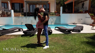 MOMxxx - Tina Fire a gigászi kannás csoki milf