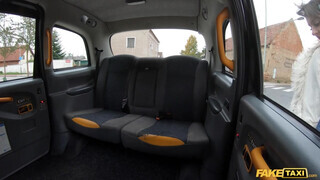 Fake Taxi - Vile Vixen jól leszopja a hímvesszőt