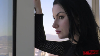 análized - Veruca James hátsójába barna rúdat nyomnak be