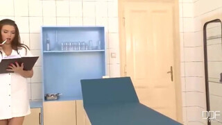 Csöcsös nővérke hátsó bejáratba baszva
