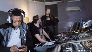 PrivateBlack - Stacy Cruz élvezi a termetes péniszt