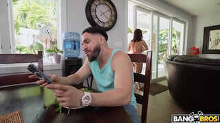 BANGBROS - Crystal Chase a gigantikus tőgyes spanyol bige