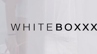 WhiteBoxxx - Sarah Kay finom kamatyolása