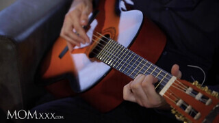 Jennifer Mendez dug a gitáros palival