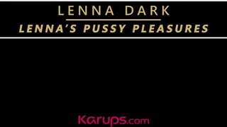 Lenna Dark egy óriási dildóval maszturbál
