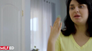 MILFED - Skylar Snow és Savannah Bond édeshármasban kefélnek