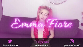 Emma Fiore hatalmas dildókat nyom a ánuszába