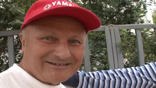 Gyuribácsi és a haverja basszák a macát