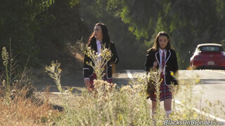 Casey Calvert és Whitney Wright édeshármasban kettyintenek