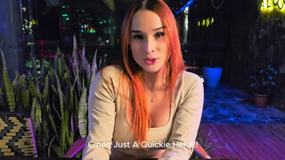 Abella Olsen a mosdóban dug