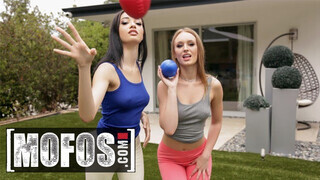 Mofos - Daisy Stone és Scarlett Bloom édeshármasban kefélnek