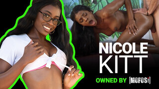 Mofos - Nicole Kitt a csábos gigantikus keblű néger csajszi