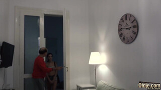 Idős férfi megdugja a bűbájos gádzsit és a lábára élvez