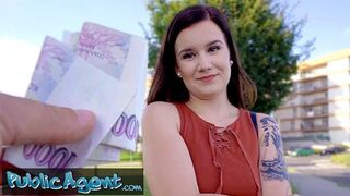 Gyönyörű pici Eliss meztelenül pózol amatőr fotózáson