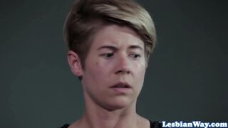 Forró lezbi csoportos szex vörös tinivel és milf-fel