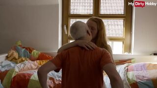 Világos Szőke fiatal nyögés míg az vén megdugja a pináját