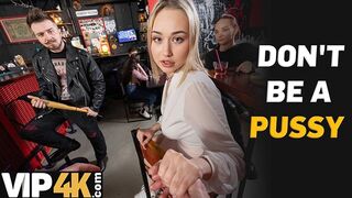 Bátor világos szőke pornósztár kufircolja idegen hapsit a bárban