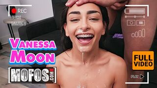 Karcsú csoki Vanessa Moon megküzd jmac termetes farkával minden pózban