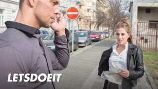 Lenyűgöző turista Silvia Dellai mélyen megdöngetve egy helyi fickó által