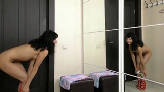 Tinédzser maca szőrös puncival masturbál a tükör előtt