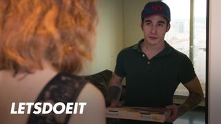 Megcsaló muff Arian Joy először a barátját baszogatja, aztán a kézbesítő pali megdugja jól