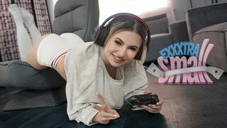 Kicsike tinédzser bige Aria Banks elkapja magas mostohabátyját Chris Epicet, aki a szobájában veri a lőcse