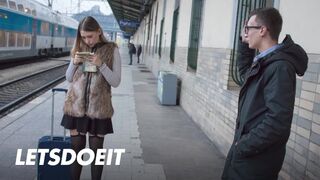 Selvaggia tinédzser pipi felfogta Charlie Dean gigászi faszát egy gyors pov dugásra