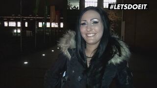 Mira grey német csoki céda kufircolja az idegent pénzért a buszon