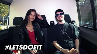 Vékony csoki Coco Kiss pénzért orálozza a méretes csoki fazt az autóban