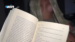 Nevelő hugom csábított el olvasás közben – ízletes közeli dörzsölés a hatalmas popós tinitől