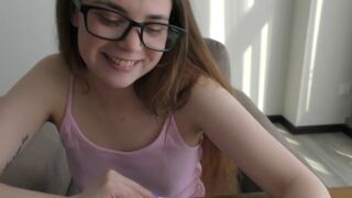Csintalan fiatal könyvmoly tanul anatómiát egy igazi hatalmas faszon! 18 éves