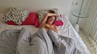 Bűbájos manus megbassza a haver feleségét, miután az lelépett, és pov videót készít neki