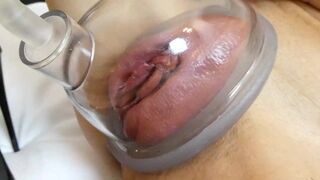Csábos milf pumpálja a punciját és keményen megbassza lovagló pózban többszörös spricceléssel