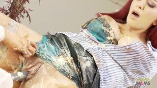 Vörös hajú barinő születésnapi leszbi vadulása méretes didkós barna hajú milf-fel